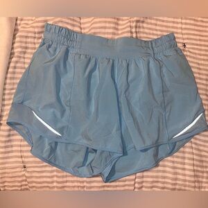 Lululemon Kayak Blue Light Hotty Hot Shorts Size 8, 4 inch inseam